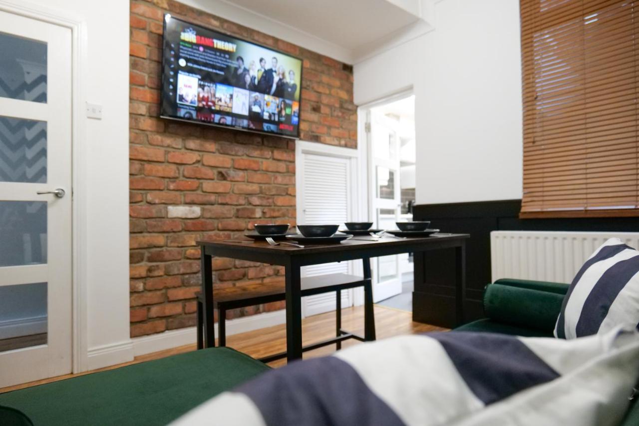 Broadway Belfast! Central Location! Sleeps 6! Екстер'єр фото