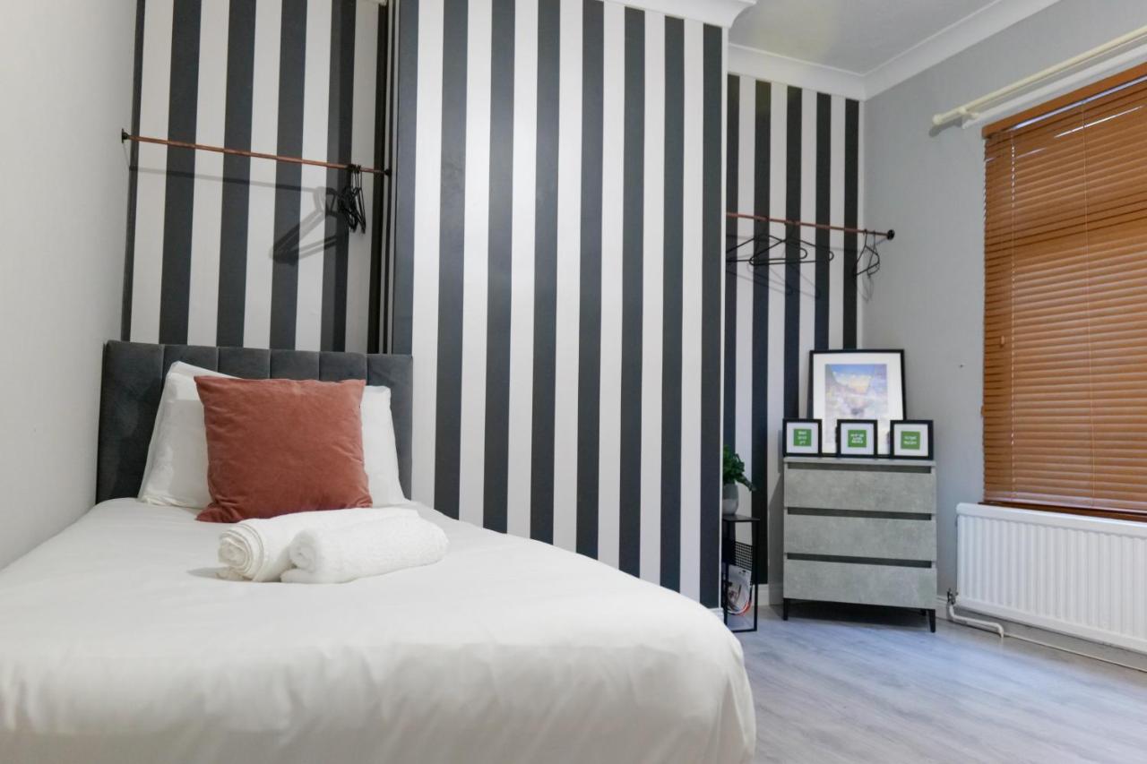 Broadway Belfast! Central Location! Sleeps 6! Екстер'єр фото